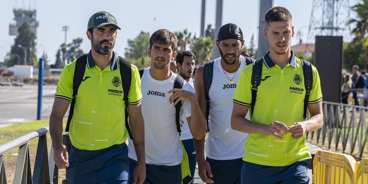 Los jugadores Raúl Albiol, Gerard Moreno, Étienne Capoue y Juan Foyth, con Parejo por detrás, ayer a la llegada del Villarreal al aeropuerto de Jerez.