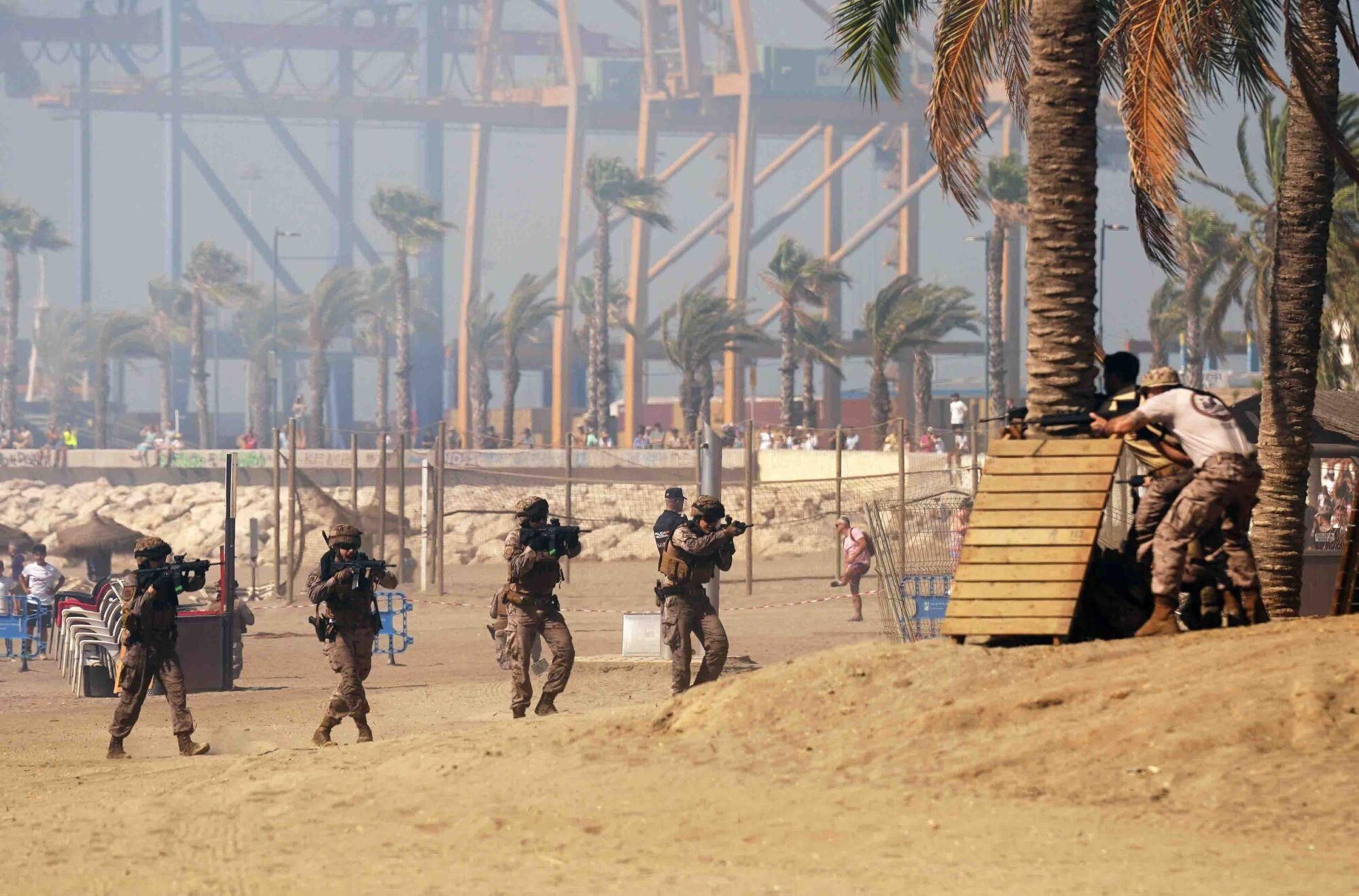 Exhibición dinámica de un desembarco anfibio de La Armada, donde aviones, helicópteros, Infantes de Marina, embarcaciones rápidas y lanchas de desembarco actúan en un escenario simulado de rescate de rehenes