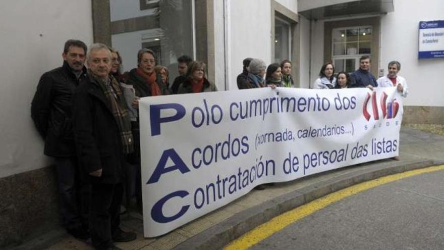 Trabajadores de Puntos de Atención Continuada se manifiestan, ayer, en A Coruña. / carlos pardellas