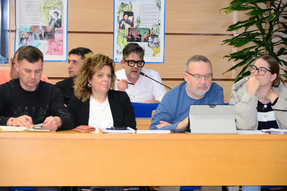 Iria Charlín (derecha) en el pleno con el resto de ediles del PP y al fondo, el concejal del PSOE..