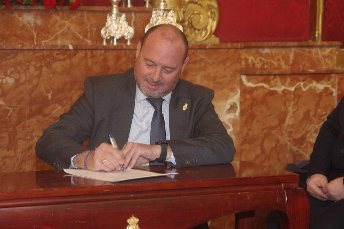 Firma del contrato para la realización de 'La Cruz del Mundo', sobre la que girará la celebración del L Aniversario de la bendición del Nazareno de los Pasos en el Monte Calvario, de la cofradía del Rocío