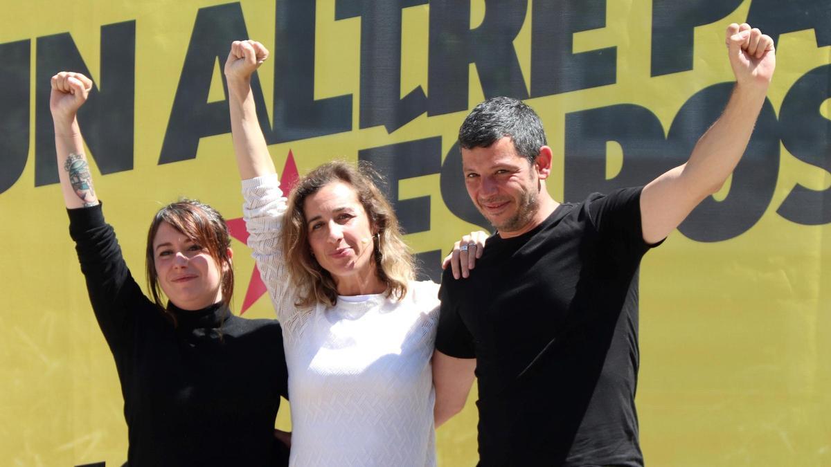 Laia Estrada, Laure Vega y Xavier Pellicer, en el mítin de la CUP en Sabadell, este domingo.
