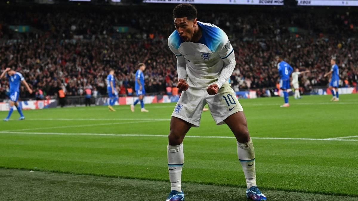 Bellingham celebra uno de sus goles con la afición de Wembley