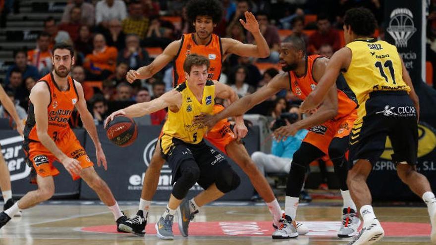 Una de las jugadasdel partido entre el Valencia Basket y el Iberostar Tenerife, 20/4/2019