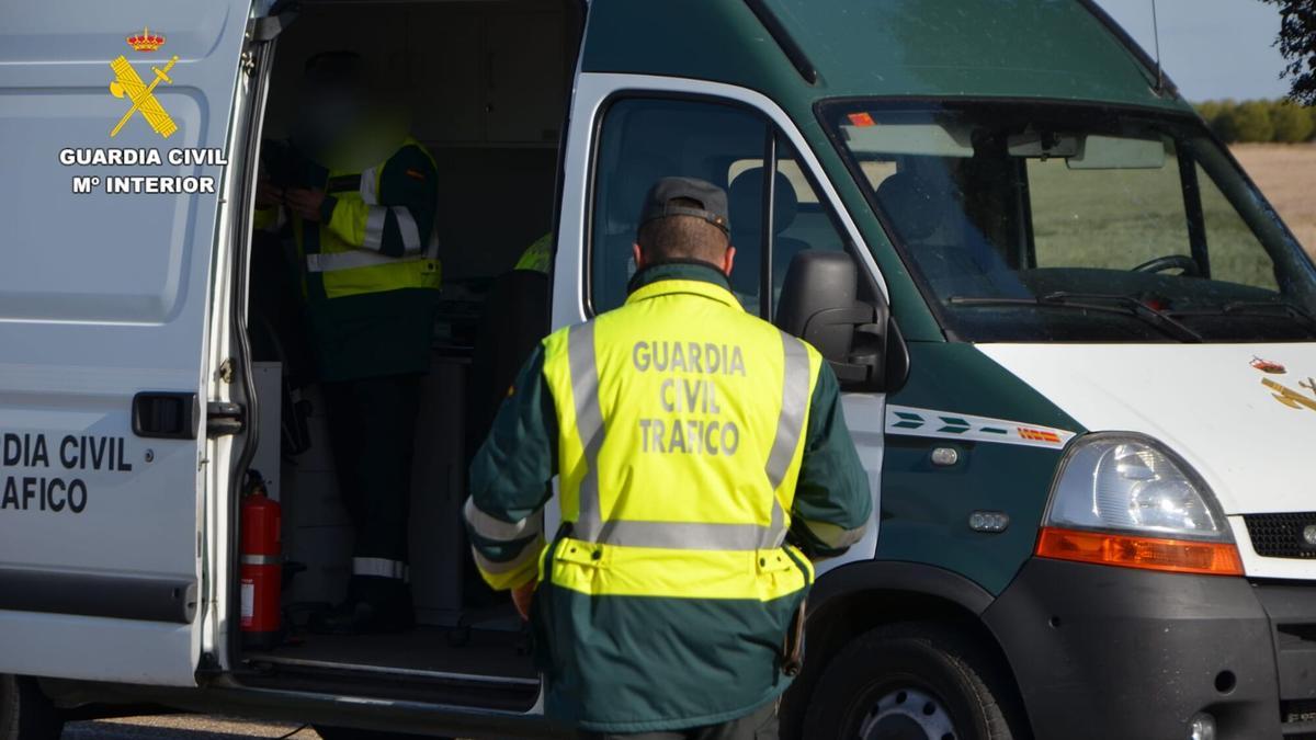 Una patrulla del Subsector de Tráfico de la Guardia Civil realiza un control en Zamora.