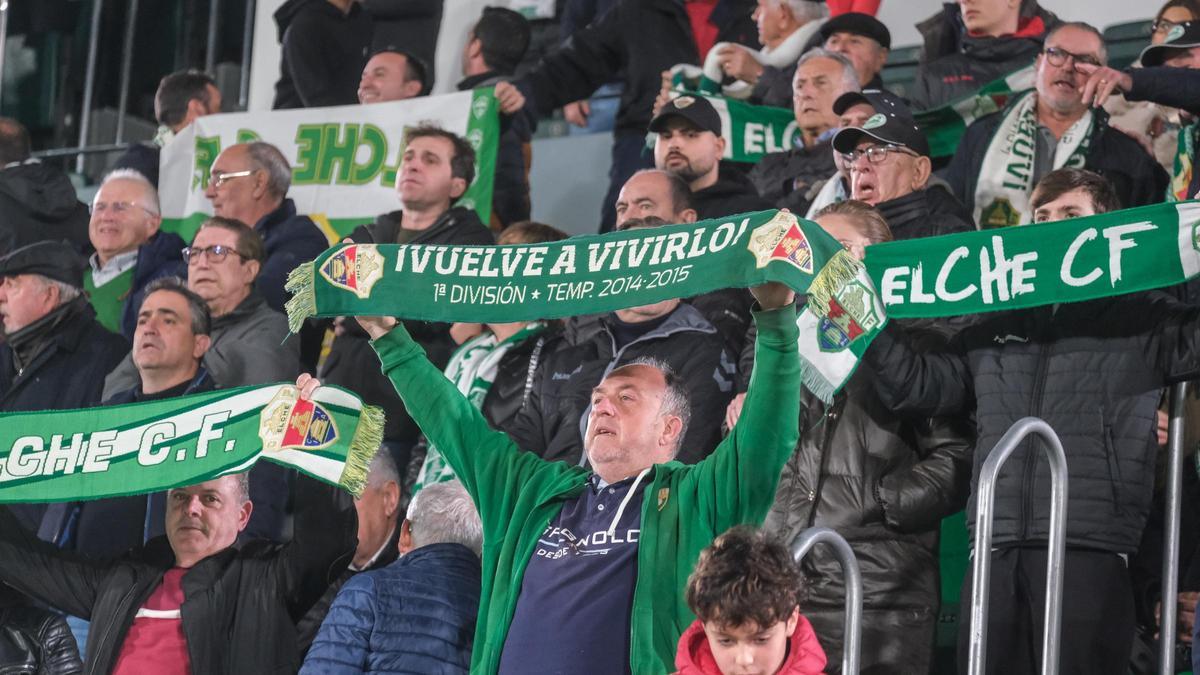 Aficionados del Elche, durante el encuentro del pasado lunes, en el estadio Martínez Valero, frente al Alcorcón, en el que el conjunto ilicitano venció 3-0