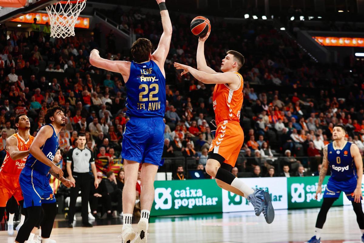Jaime Pradilla, en un lanzamiento a canasta en el Valencia BC - Maccabi.