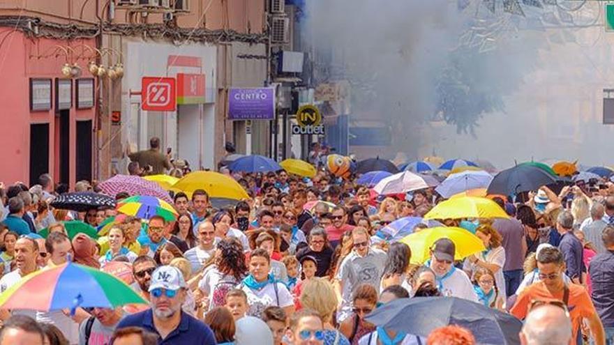 El acto de Correr la Traca se convierte cada año en el más multitudinario de las Fiestas Mayores, con la participación de miles de personas