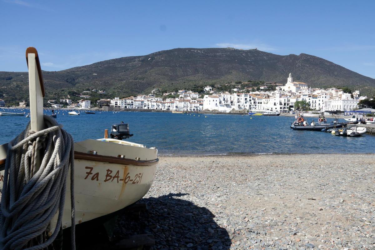 Vista general de Cadaqués, amb una barca en primer terme.