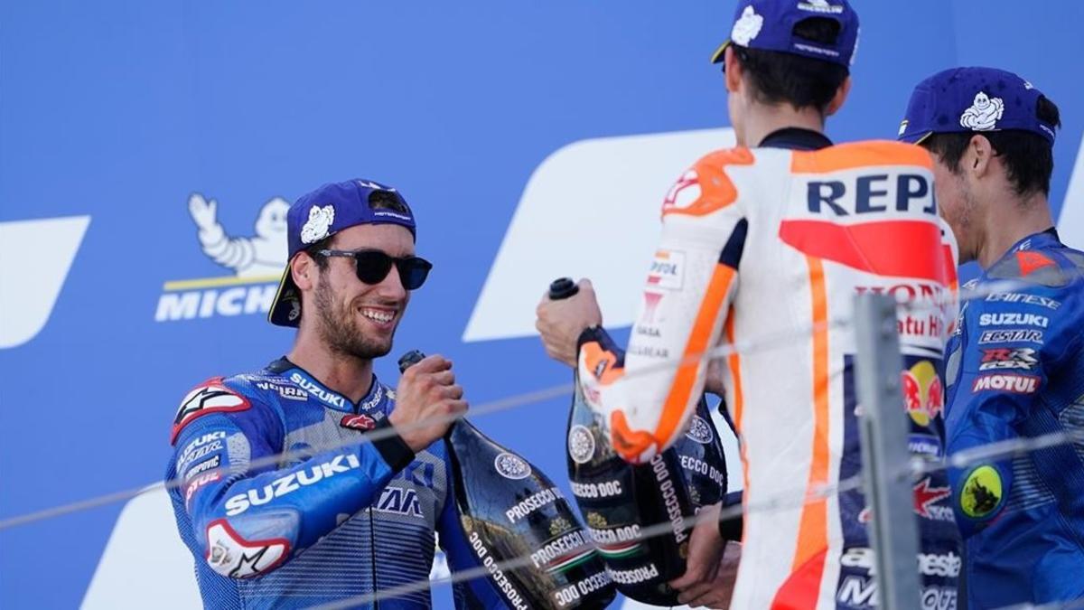 Alex Rins celebra su victoria, en Aragón, junto a Alex Márquez y Joan Mir.