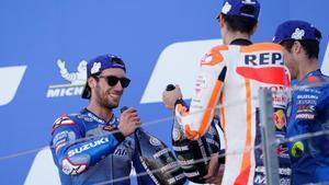 Alex Rins celebra su victoria, en Aragón, junto a Alex Márquez y Joan Mir.