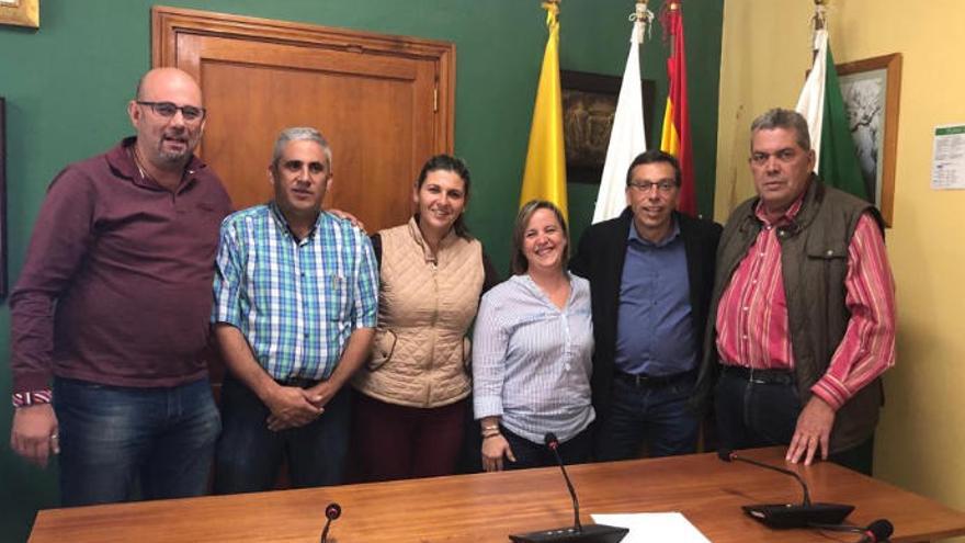 Los seis concejales de Asba-NC de Valsequillo. En el centro, la tercera por la derecha, junto al alcalde, la nueva concejal de Cultura, Naira Hernández. El primero por la izquierda es Galván, el nuevo edil de Educación.