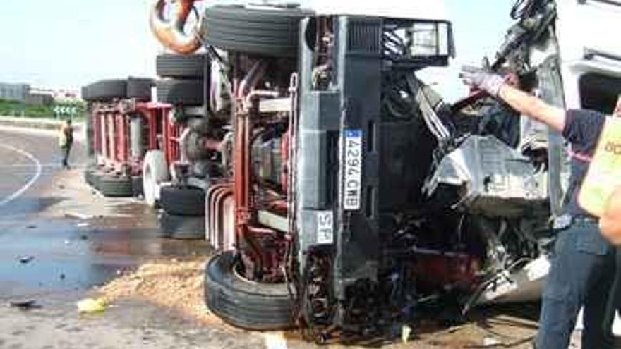 Los Bomberos de Castellón actúan en un accidente de dos camiones