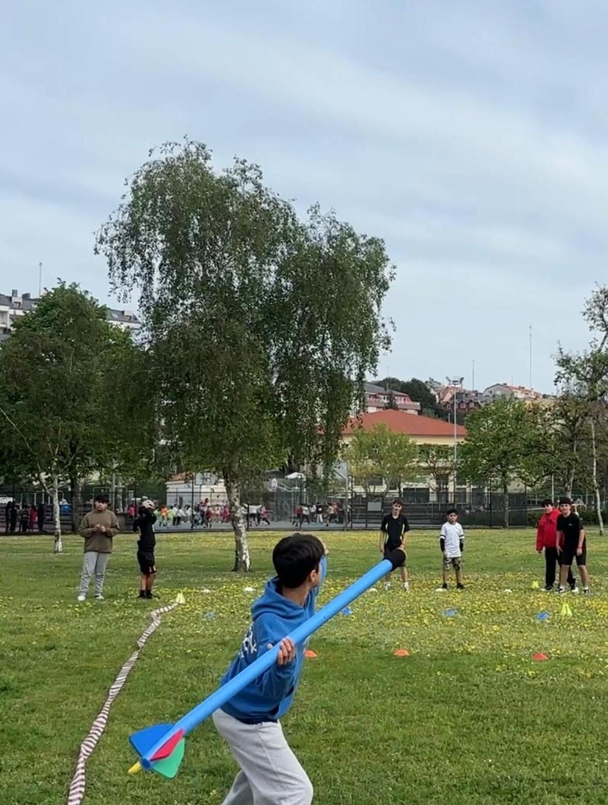 Participantes en la jornada de deporte en la calle de Sada.