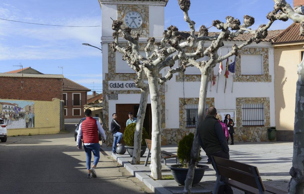 El Ayuntamiento ha convocado a los vecinos a una reunión en la plaza mayor el día 1 de diciembre, domingo, a las 13.45 horas del mediodía .