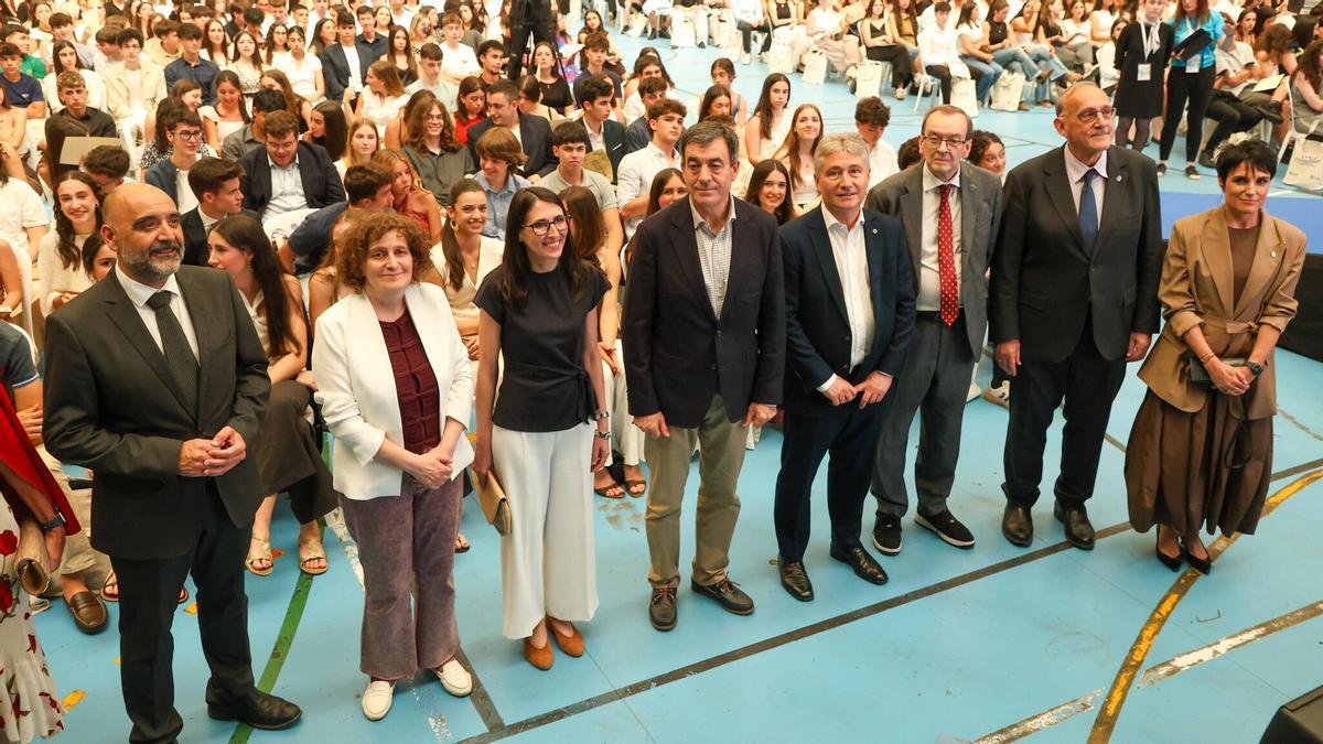 Las autoridades posan ante los alumnos antes de iniciar el acto.