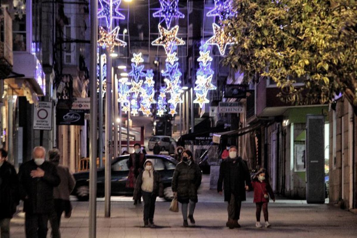 Iluminación en las calles del casco urbano de Bueu. | // SANTOS ÁLVAREZ