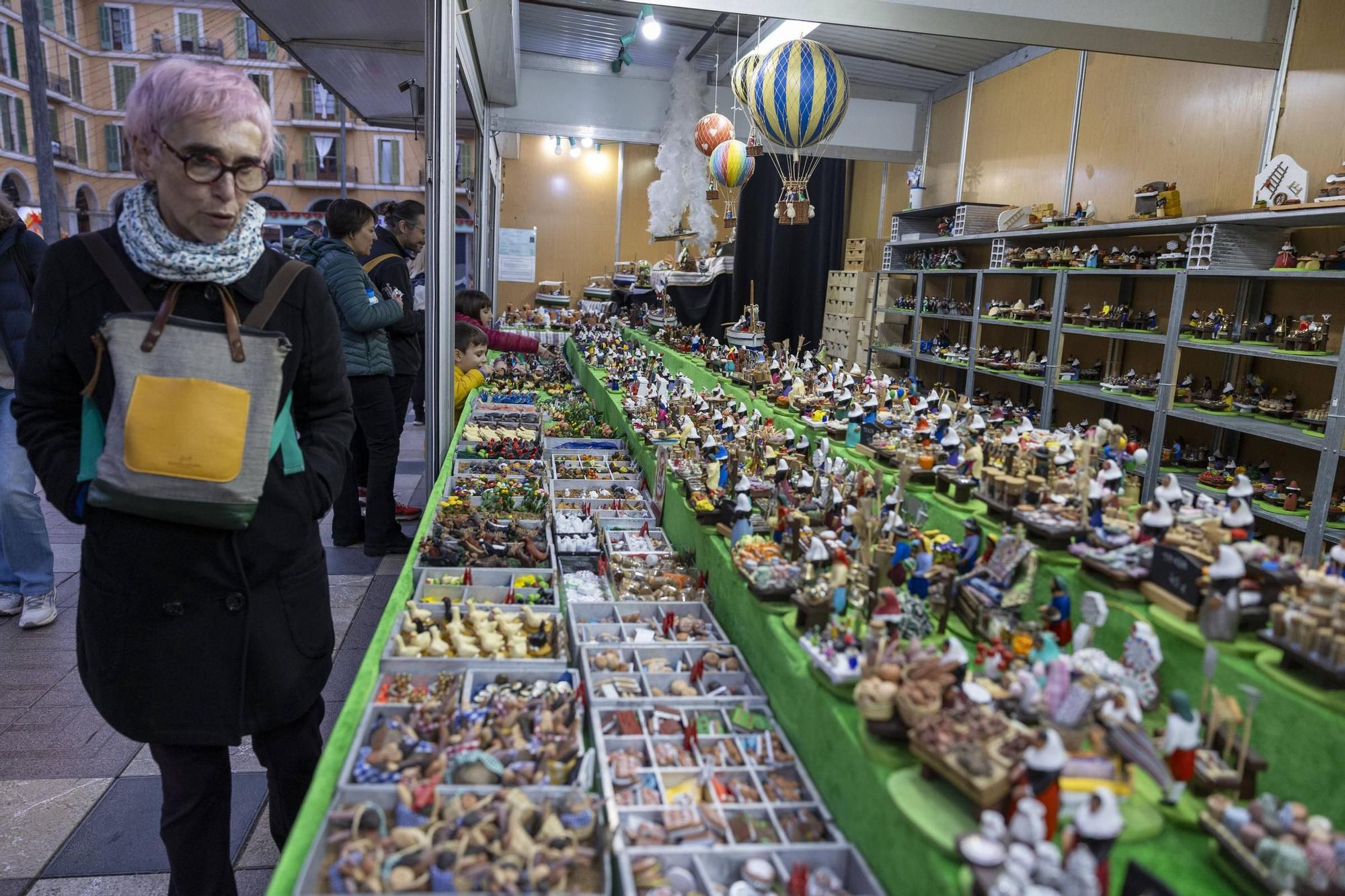 Fotos | Los ciudadanos llenan los mercadillos navideños de Palma