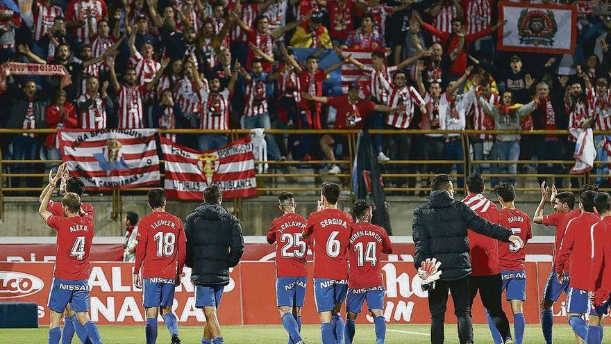 Los jugadores del Sporting agradecen a su afición el apoyo recibido en León.