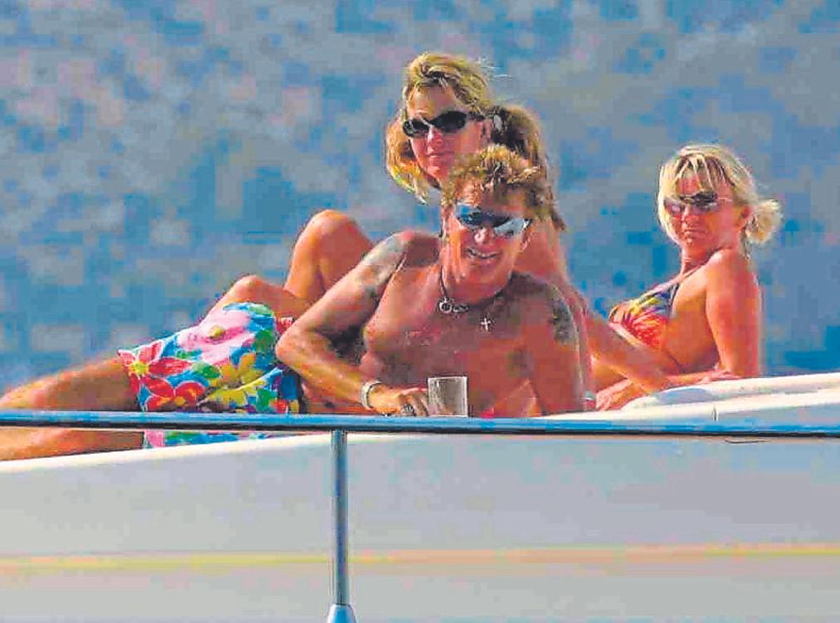 Sir Rod Stewart navegando en su yate privado.