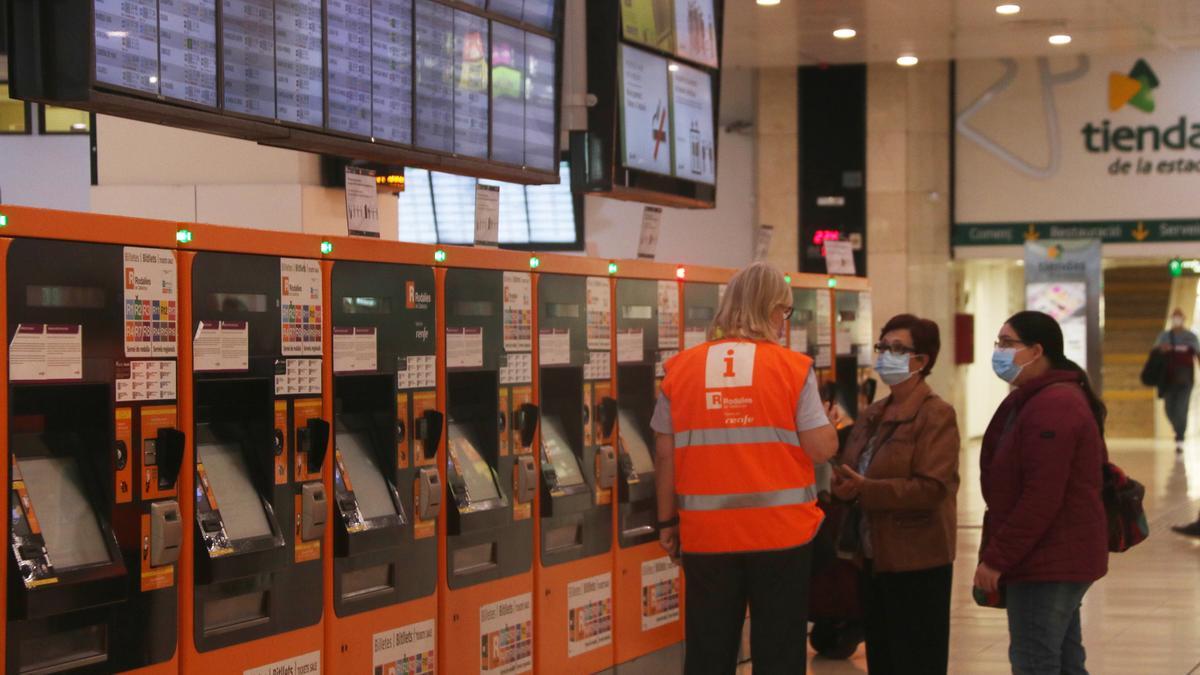 Un informador de Renfe ajudant un dels passatgers a l&#039;estació de Sants de Barcelona, durant la quarta jornada de vaga dels maquinistes