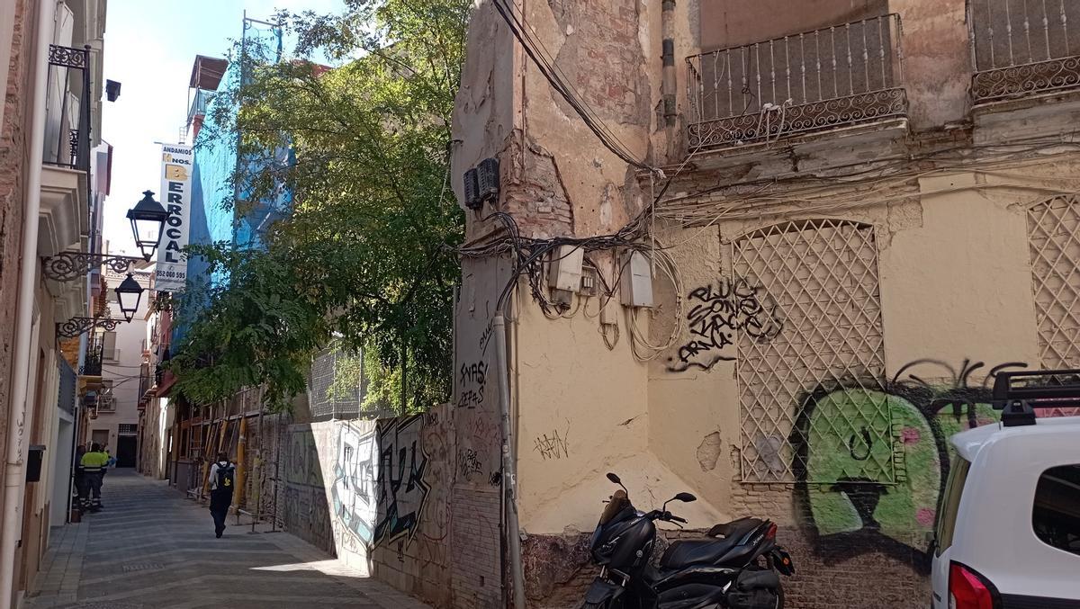 Solares de los números 11 y 13 de la calle Nuño Gómez; y el 9, con andamios, en una imagen de este lunes.