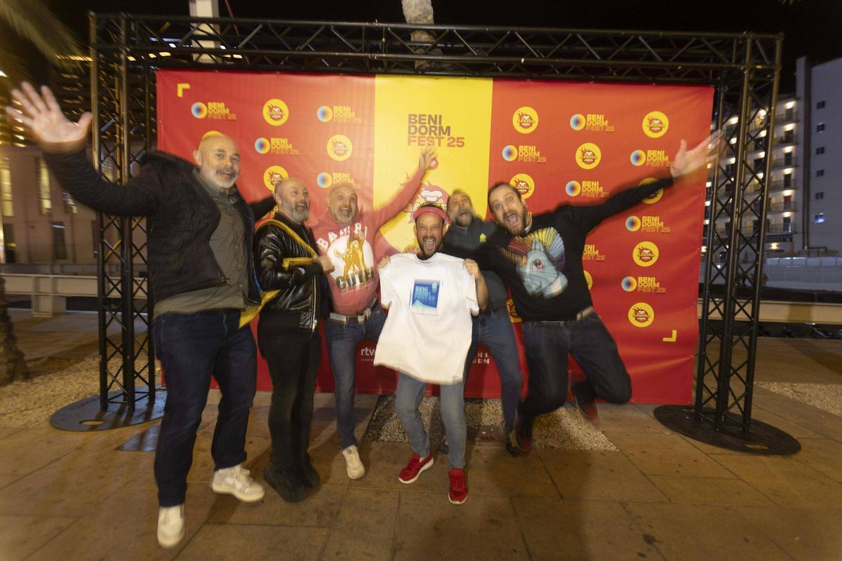 Así vive un grupo de "eurofans" llegados de Alemania el Benidorm Fest