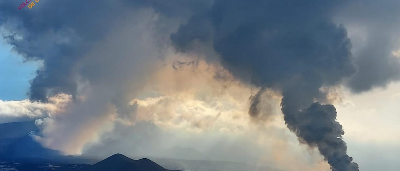 La lava del volcán de La Palma entra en el mar