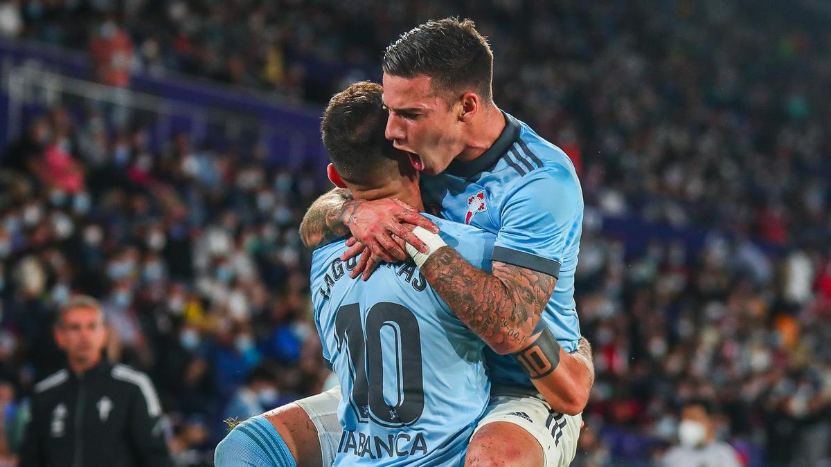 Santi Mina celebra un gol con Aspas.