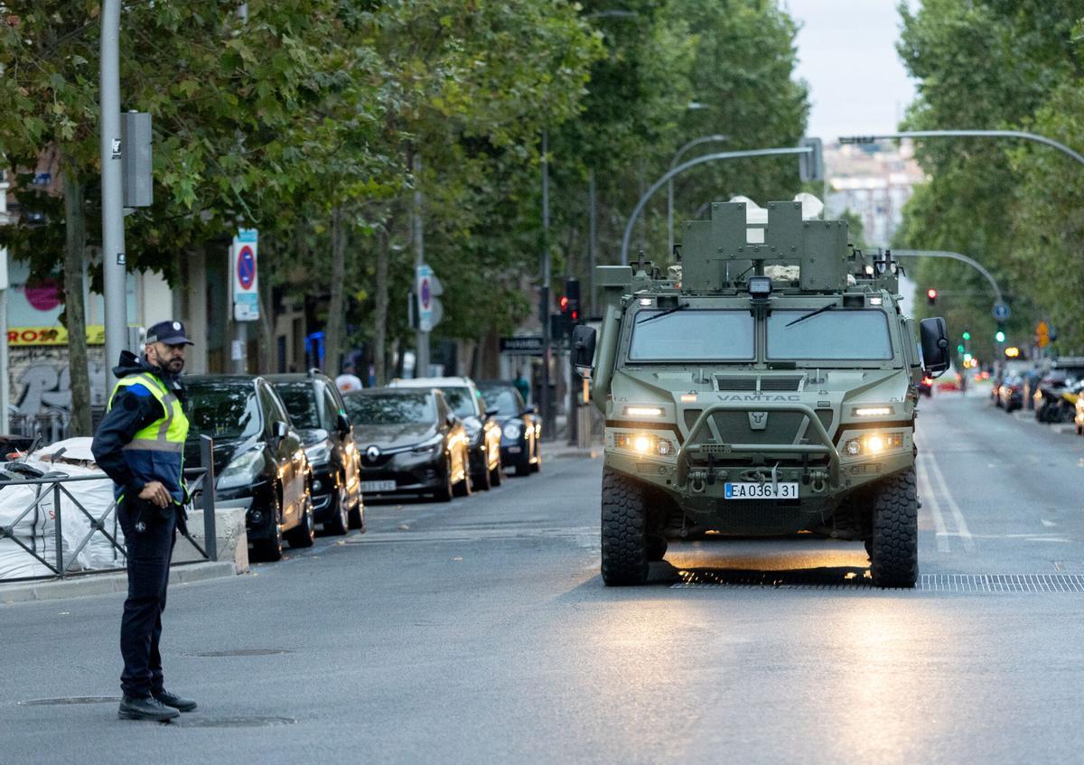 Vehículo VAMTAC del Ejército de Tierra antes del acto solemne de homenaje a la bandera nacional y desfile militar por el 12 de octubre, Día de la Hispanidad, en la Plaza de Cánovas del Castillo, a 12 de octubre de 2025, en Madrid (España). Los actos comienzan con el izado de bandera y van seguidos del homenaje a los que dieron la vida por el país. Posteriormente, comienzan los desfiles militares aéreos y terrestres. En total, 3.847 efectivos de las Fuerzas Armadas, las Fuerzas y Cuerpos de Seguridad del Estado y otras instituciones del Estado participarán en el desfile, junto a 229 caballos, 6 perros, 45 aviones y 29 helicópteros. 12 OCTUBRE 2025;DESFILE MILITAR;DÍA DE LA HISPANIDAD Eduardo Parra / Europa Press 12/10/2025. Eduardo Parra;category_code_new;