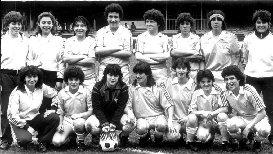 Componentes del Celta femenino de fútbol el día de su estreno, el Día de Reyes de 1984; Tita, en el medio de la fila de abajo. // Magar