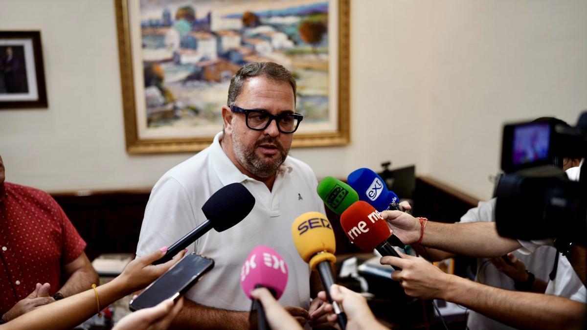 Antonio Rodríguez Osuna comparece ante los medios después del pleno para valorar la aprobación de los presupuestos regionales de 2026.