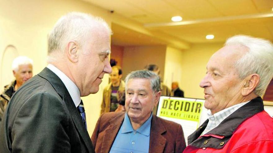 Blanco, a la izquierda, saluda al público presente en la Casa del Pueblo.