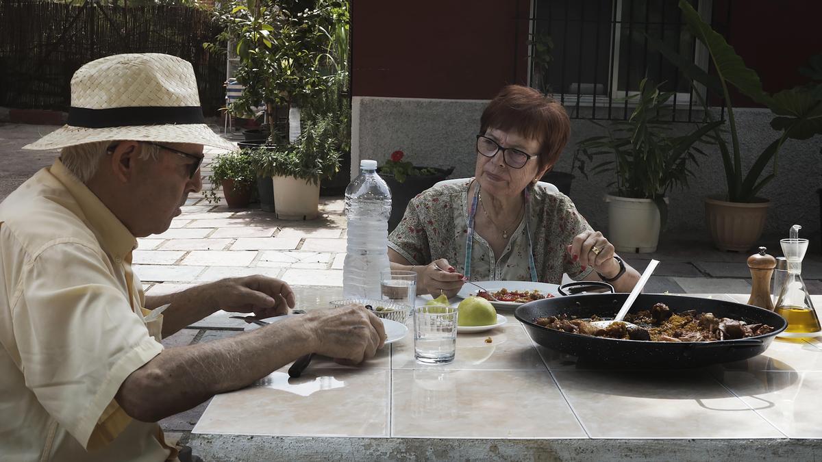 Fotograma de &quot;La gàbia&quot;, del alicantino Adán Aliaga, protagonizado por sus padres