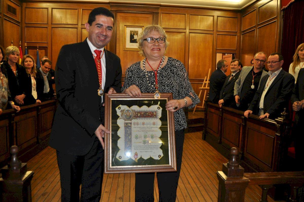 La escritora con el alcalde cuando fue reconocida como Hija Predilecta de Alcoy