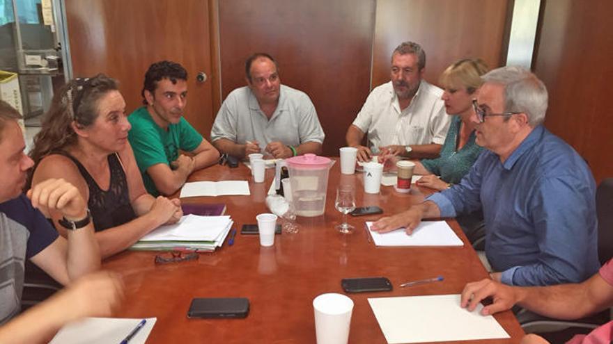 Miembros de PSOE y de Podemos-Guanyem durante la reunión celebrada para formar el nuevo equipo de gobierno.