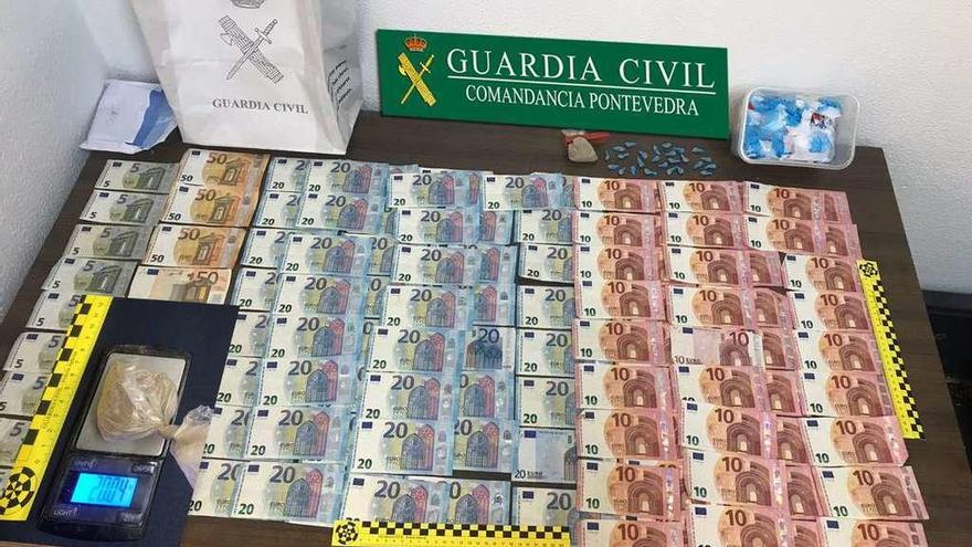 Dinero y sustancias estupefacientes incautadas en la Operación Rapas. // Guardia Civil