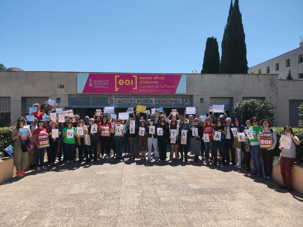 Este miércoles tuvo lugar una concentración a las puertas de la Escuela Oficial de Idiomas de Castelló