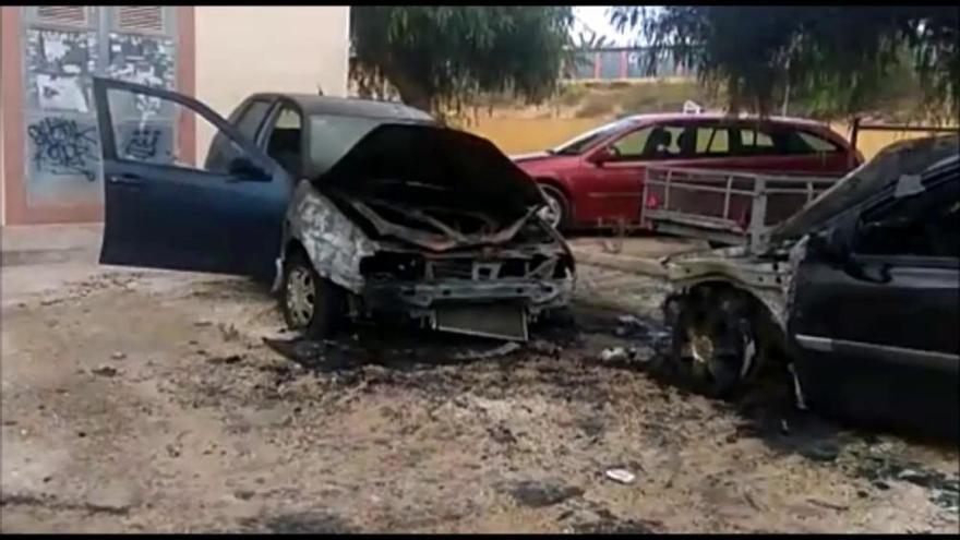 Coches incendiados en la avenida de Juan de Austria de Torrevieja