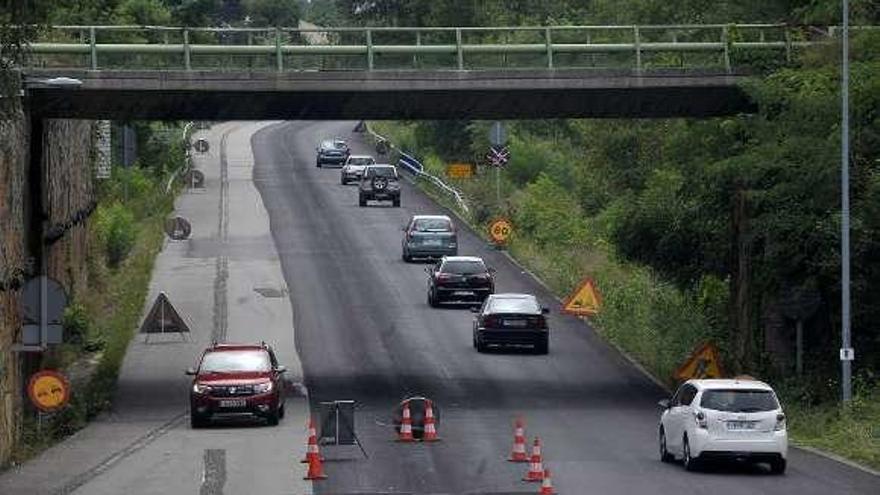 Varios vehículos en el Corredor, a la altura de Barredos.