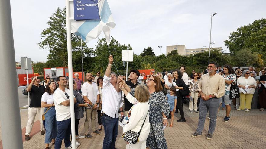 Descubrimiento de la placa de la nueva calle de Pontevedra.