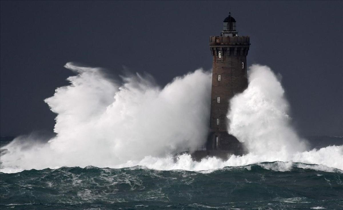 Altísimas olas rompen contra el faro del Canal del Four en Porspoder, en el oeste de Francia, a causa del paso de la tormenta Bella por la Bretaña.