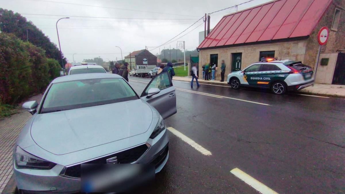 Llegada de los efectivos de la Policia Judicial y la Guardia Civil a la vivienda.