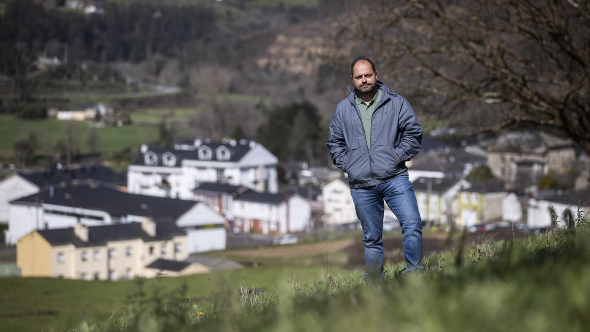 ANGEL PRIETO, PRESIDENTE DE LA ASOCIACION CULTURAL SAN TIRSO DEL EO, CON SAN TIRSO AL FONDO