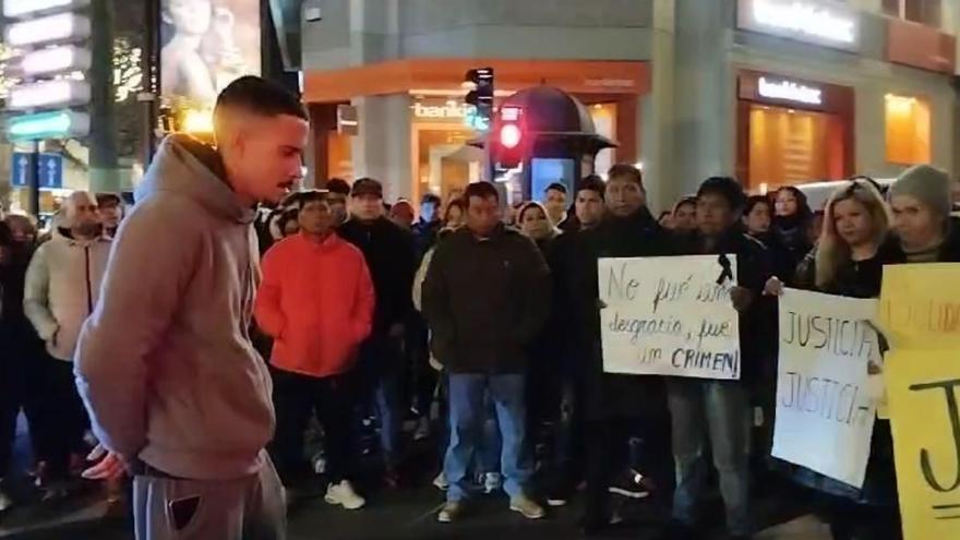 Los compañeros de Yoel, el joven apuñalado en A Coruña, se concentran para pedir justicia