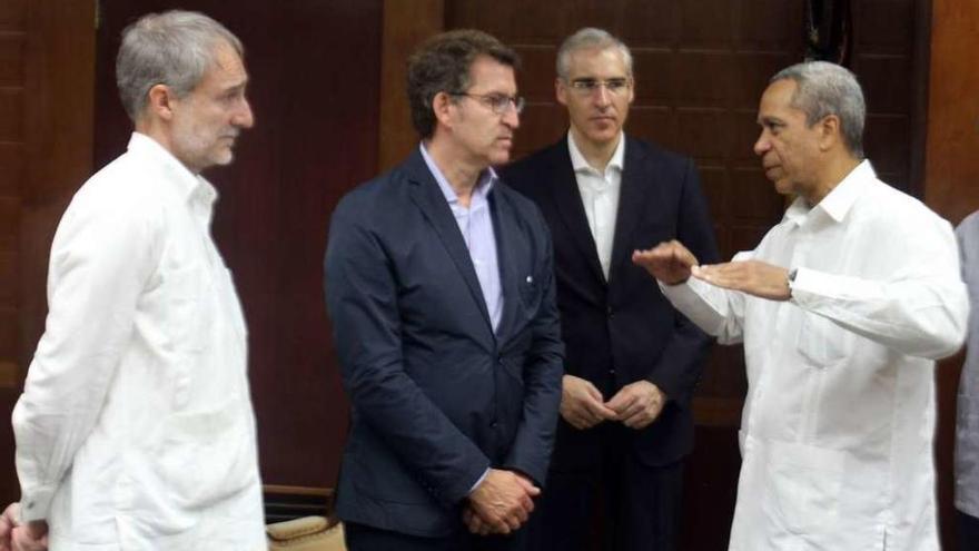 Feijóo charlando con el ministro interino de Comercio Exterior, Antonio Luis Carricarte.