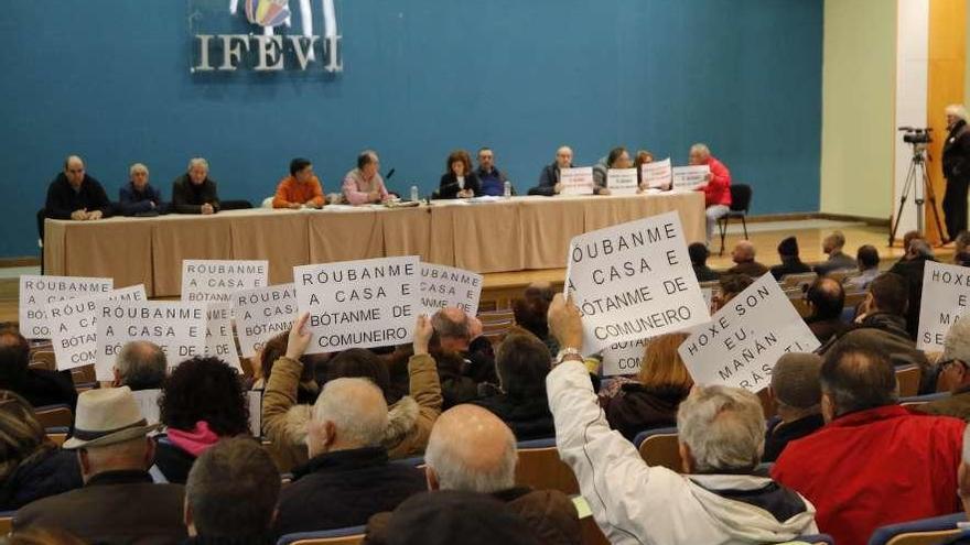 Una sesión bronca con carteles contra la junta  |  &quot;Róubanme a casa e bóntame de comuneiro&quot;, &quot;hoxe son eu, mañá serás ti&quot;. Con estos carteles, algunos comuneros presentes en la asamblea celebrada en el Ifevi protestaron contra la gestión de la junta rectora, y particularmente, contra el expediente abierto a 15 miembros. Mientras Rodríguez, presidente, lamenta que los críticos se dedican &quot;a llevarnos a los juzgados&quot; y &quot;calumniarnos&quot;, Molares, de los críticos, denunció ayer &quot;insultos desde la mesa&quot; o turnos de palabra no concedidos.