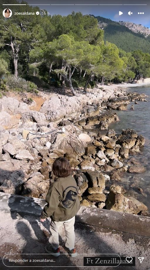 Zoe Saldaña genießt mit ihrem Sohn Zen den Strand von Formentor.