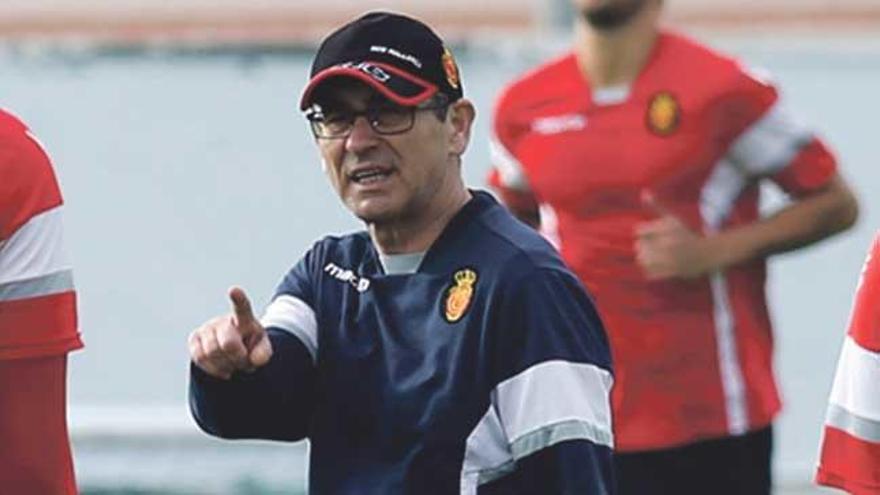 Fernando Vázquez da instrucciones a sus pupilos durante un entrenamiento.