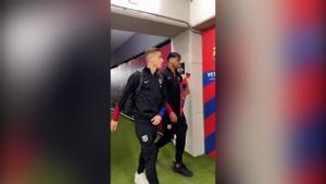 Los jugadores del Bar?a llegan a Montjuic con su rosa de Sant Jordi por adelantado